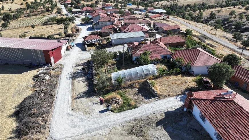 Manisa Selendi Gölbaşı Mahallesi’nde yollar ilk kez 8 bin metrekare parke taşıyla buluşuyor