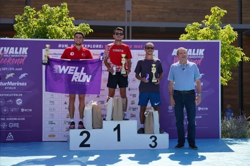 Ayvalık’ın kurtuluş coşkusu parkura taşındı, yarı maratonun şampiyonları ödüllerini aldı
