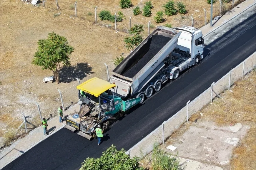 Efeler Belediyesi Güzelhisar Mahallesi Yedi Eylül Caddesi’nde ikinci kat sıcak asfalt çalışmalarını sürdürüyor