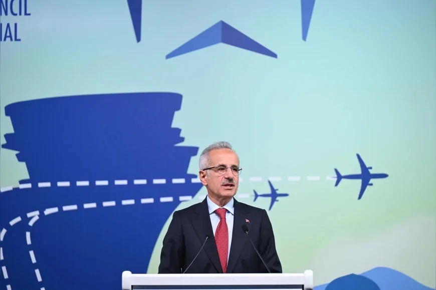Ulaştırma ve Altyapı Bakanı Abdulkadir Uraloğlu: “52 havalimanımızın interaktif haritalarıyla yolcularımız uçuş kapılarına kadar rota oluşturabiliyor”