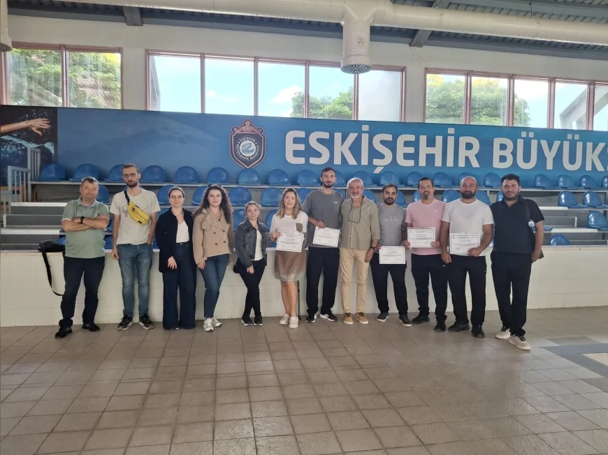 Eskişehir Kentpark Kapalı Yüzme Havuzu’nda su güvenliği için uygulamalı eğitim gerçekleştirildi
