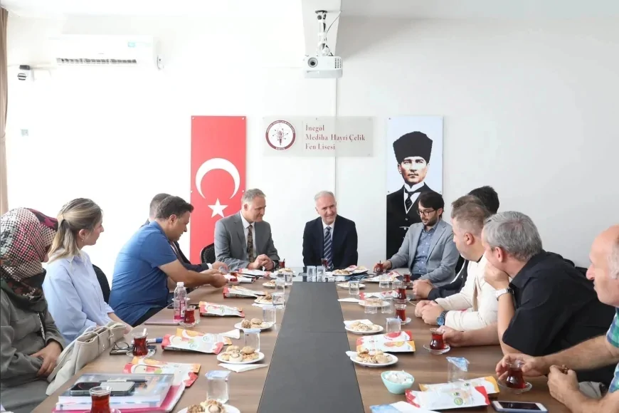 İnegöl Belediye Başkanı Alper Taban Mediha Hayri Çelik Fen Lisesi’nde semt sahası çalışmalarını inceledi
