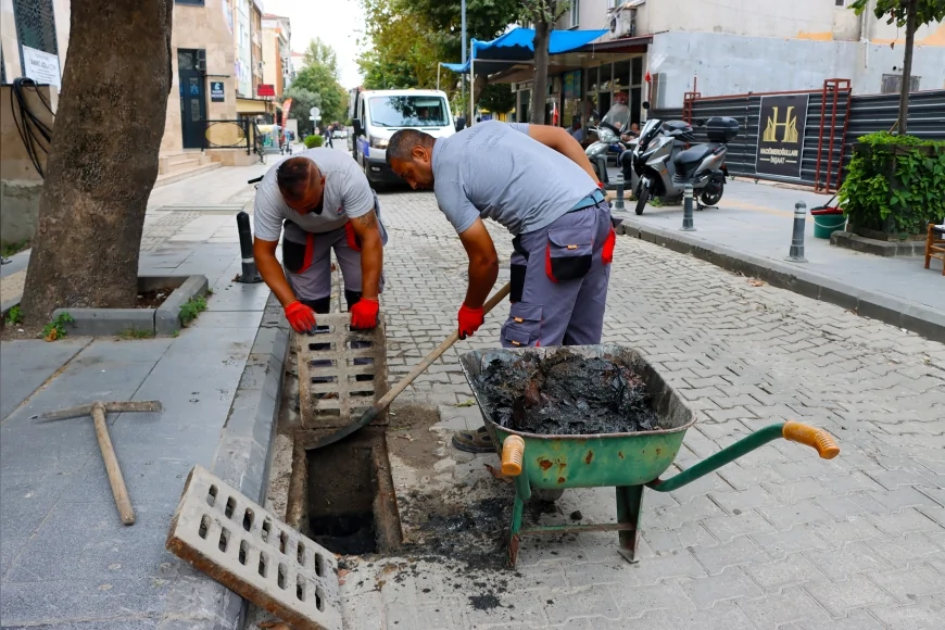 Yalova Belediyesi, olası yağışlar öncesi kent genelinde mazgal ve rögar temizliği gerçekleştiriyor