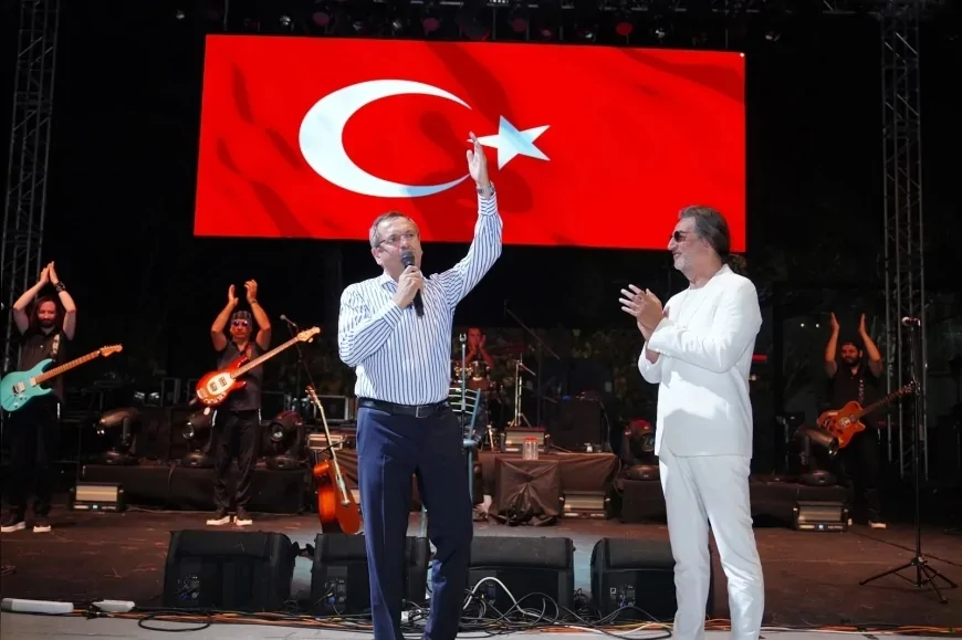 Çelik, Ayvalık’ın kurtuluşunun 104. yıl dönümü kutlamalarında 5 bin kişiye konser verdi