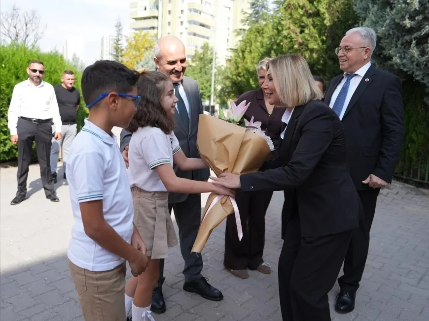 Etimesgut Belediyesi Başkan Vekili Seda Dilber, yeni eğitim yılının ilk gününde öğrencilerin heyecanına ortak oldu