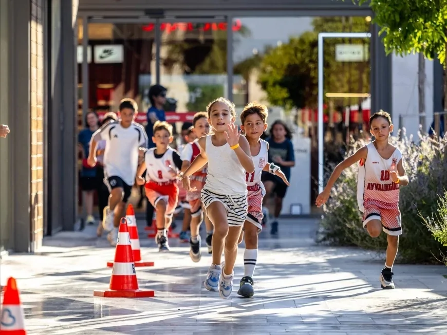 Ayvalık’ta koşu heyecanına çocuklar renk kattı: Minik sporcular çevre bilinci için parkura çıktı