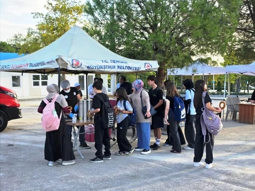 Denizli Büyükşehir Belediyesi öğrencileri okul yolunda sıcak simit, çay ve çorbayla karşıladı