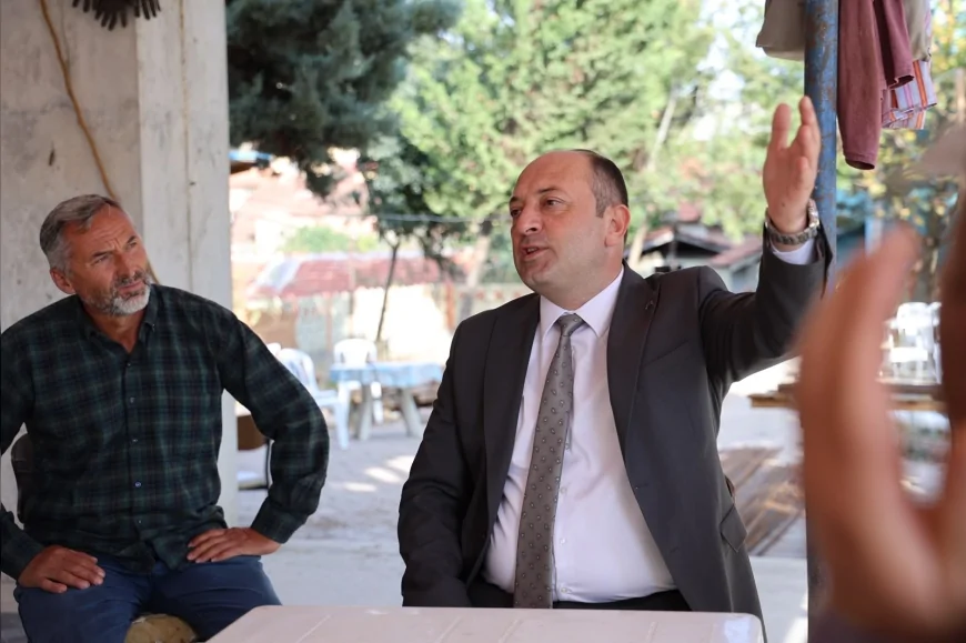 Geyve Belediye Başkanı Selçuk Yıldız Akdoğan Mahallesi’ndeki çok amaçlı salon ve köy konağı çalışmalarını inceledi