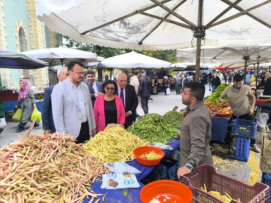 YENİ Parti Denizli Milletvekili Şeref Arpacı Kütahya pazarında dinledi: “Karnım aç, yolu ne yapayım”