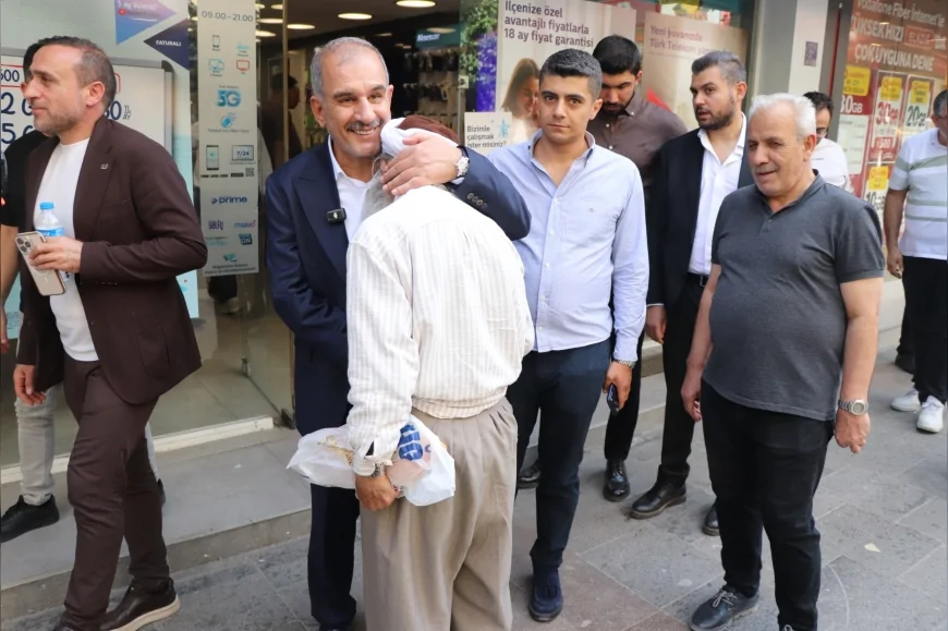 Elazığ TSO Başkanı İdris Alan Seçim Çalışmalarını Gazi Caddesi’nde Sürdürdü: “Gücümüz Birliğimiz, Yolumuz Gönül Birliğidir”