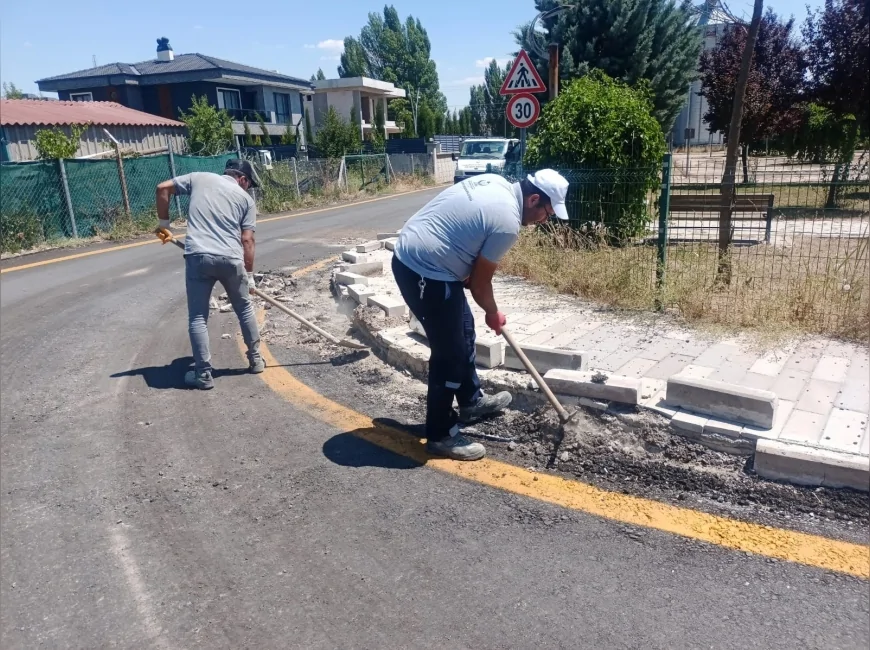 Kahramankazan Belediyesi Ekipleri İlçe Genelinde Kaldırım, Tabela ve Mescitlerde Bakım Çalışması Gerçekleştirdi!