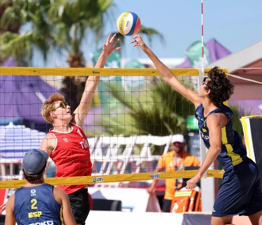 Foça’da 2026 CEV U18 Avrupa Plaj Voleybolu Şampiyonası’nda son 24 heyecanı başladı