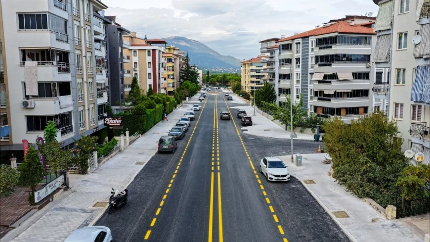 Denizli Büyükşehir Belediyesi, Gerzele Mahallesi’nde Hakkı Dereköylü Caddesi’ni yenileyerek güvenli ulaşım için trafiğe açtı