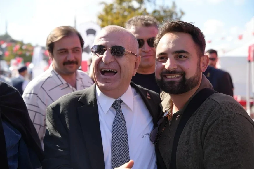 Zafer Partisi Genel Başkanı Prof. Dr. Ümit Özdağ İstanbul Fatih’te parti standını ziyaret ederek vatandaşlarla buluştu