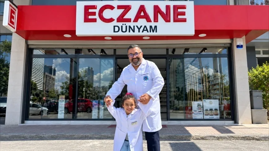 İzmir’de 48 Yıllık Hayal Gerçek Oldu: Eczacı Haydar Koçak Torununun Adını Verdiği Dünyam Eczanesi’ni Açtı