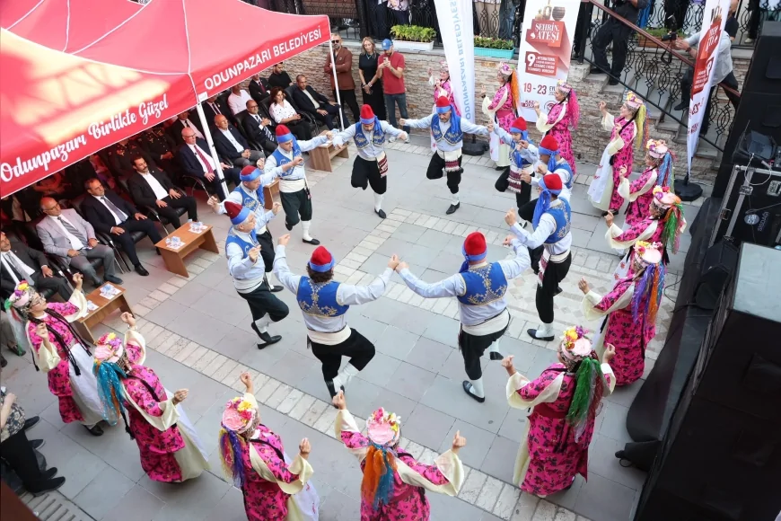 Odunpazarı Belediyesi cam ve seramik festivalleri açılışındaki halk dansları gösterisi
