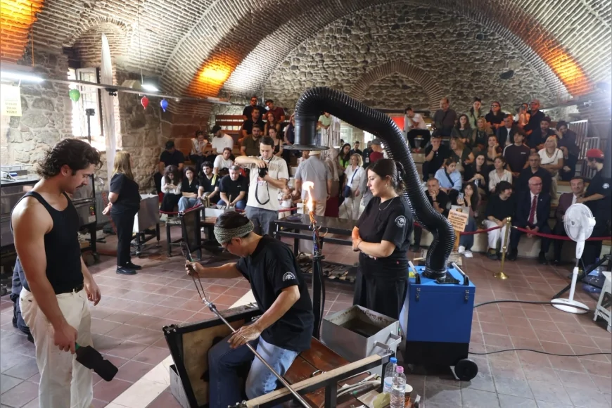 11. Uluslararası Cam Festivali kapsamında gerçekleştirilen cam şekillendirme çalışması