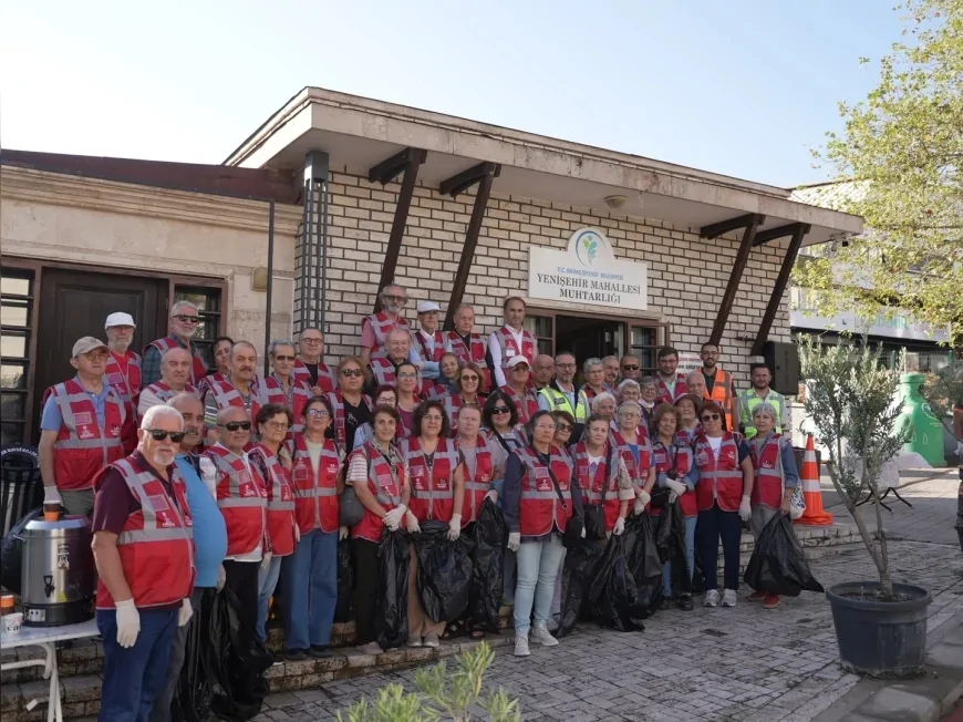 Denizli’de gençler ve büyükler “Yaş Dostu Kent” için temizlik seferberliğinde buluştu