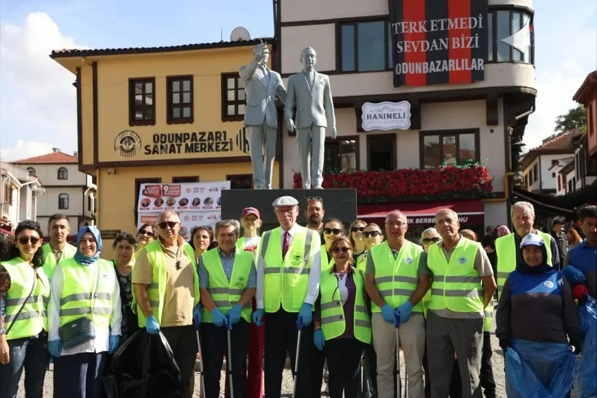 Odunpazarı’nda Dünya Temizlik Günü’nde Tarihi Bölgenin Sokaklarında Çevre Temizliği Yapıldı