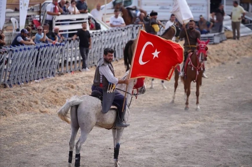 Ayvalık’ın kurtuluşunun 104. yılında rahvan atlar Sarımsaklı’da kıyasıya yarıştı