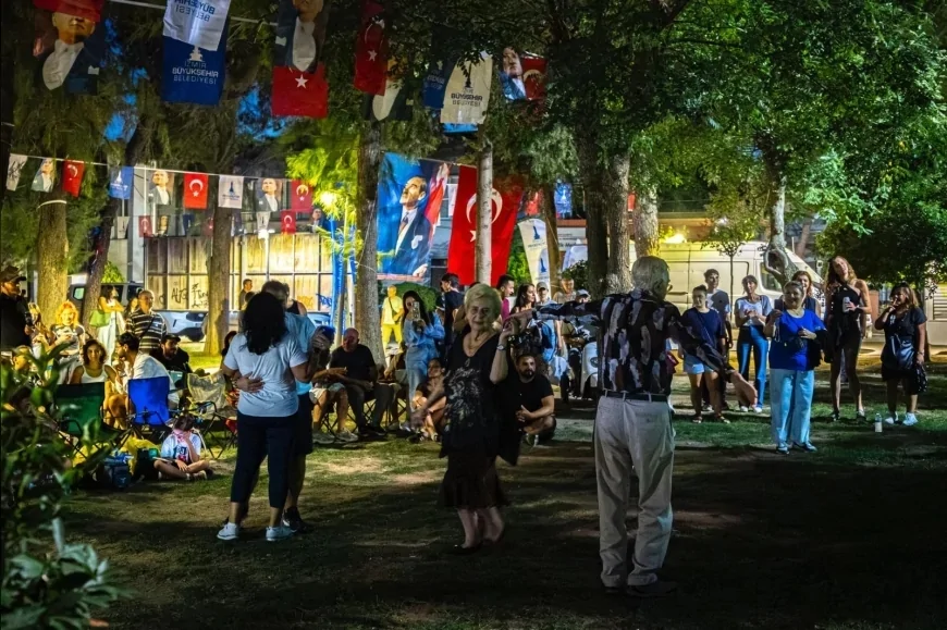 İzmir Büyükşehir Belediyesi Alternatif Park Konserleri müziğin ritmini Bornova Büyük Park’a taşıdı