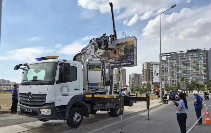 İzmir Büyükşehir Belediyesi: “Karşıyaka’da kaldırılan 20 reklam unsuru muhafaza altına alındı”