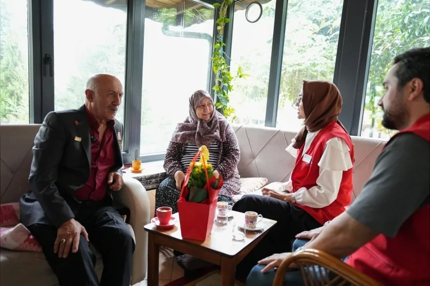 Başiskele Belediyesi Gönül Bağı ekipleri Gaziler Günü’nde Kıbrıs gazilerini evlerinde ziyaret etti
