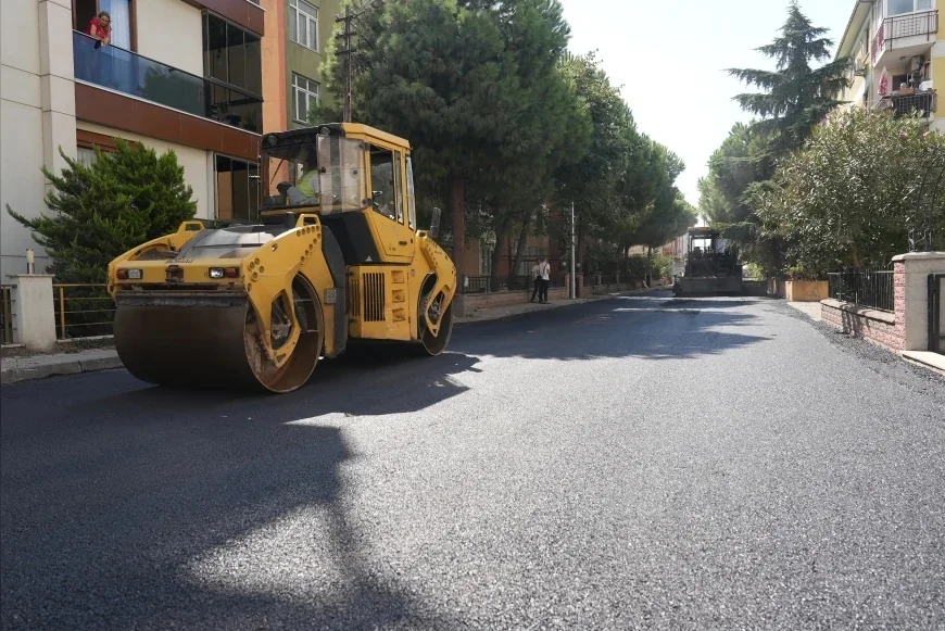 Maltepe Belediyesi Küçükyalı’da Ümit ve Yüksel sokaklarını sıcak asfaltla yeniledi
