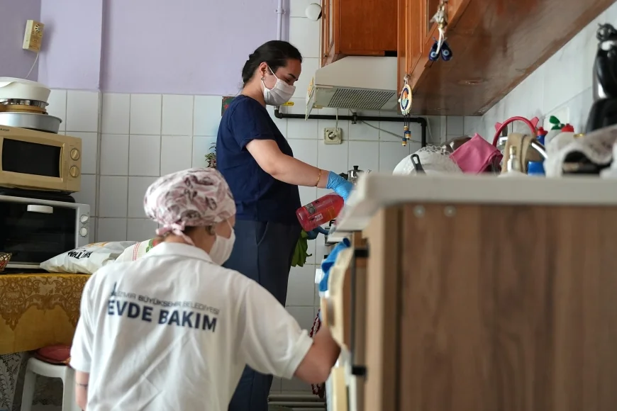 Kemalpaşa Belediyesi yaşlı ve yatağa bağımlı vatandaşlara evde sağlık ve bakım hizmeti sunuyor