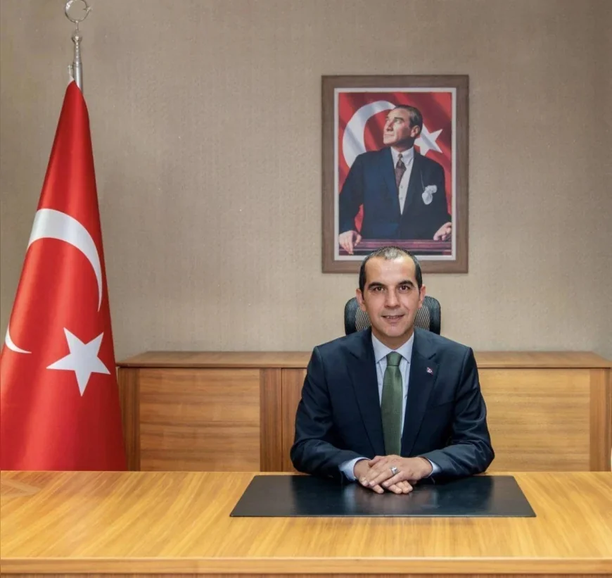 Iğdır Valisi M. Fırat Taşolar eline temizlik ekipmanlarını alarak çalışmalara katıldı