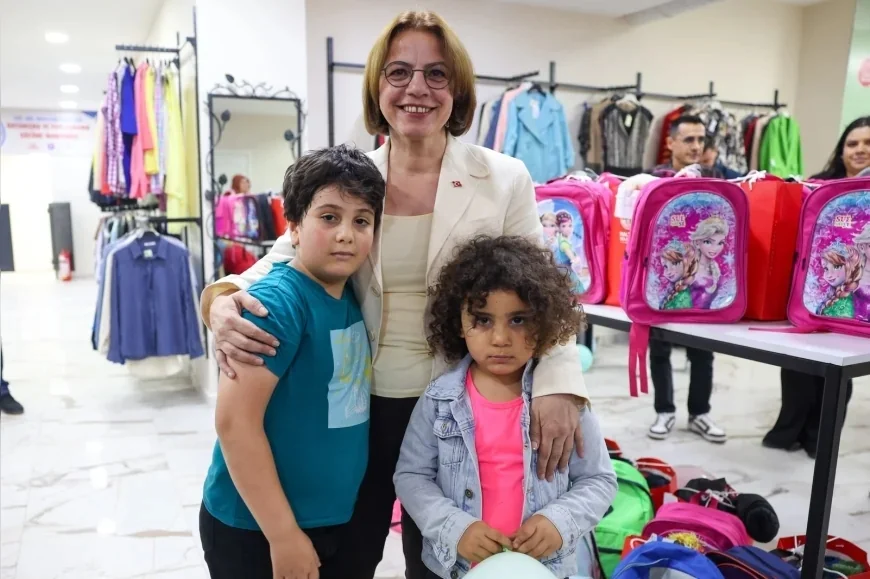 Maltepe Belediyesi okula yeni başlayan öğrencilere çanta ve kırtasiye desteği sağladı