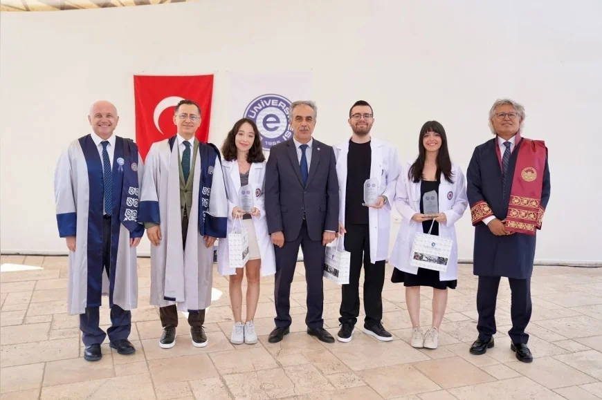 Ege Üniversitesinde geleceğin hekimleri beyaz önlüklerini giyerek mesleğe ilk adımı attı