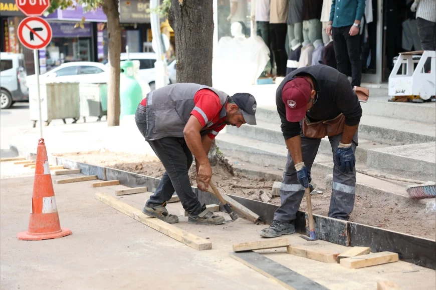 Derince’de Çenedağ ve Sırrıpaşa mahallelerinde üstyapı ve yaya yolu düzenlemeleri sürüyor