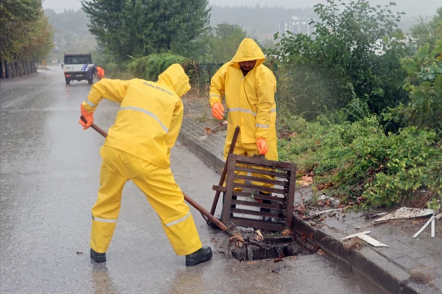 Yalova Belediyesi yağışla birlikte tıkanan rögar ve mazgallara müdahale etti