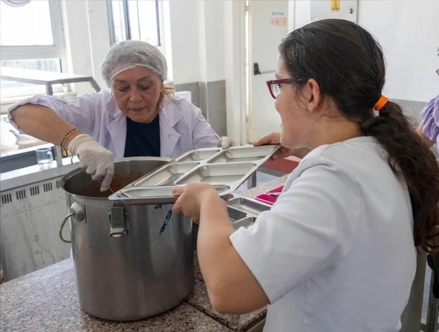 İzmir Büyükşehir Belediyesi 32 okulda özel gereksinimli öğrencilere sıcak yemek ulaştırıyor