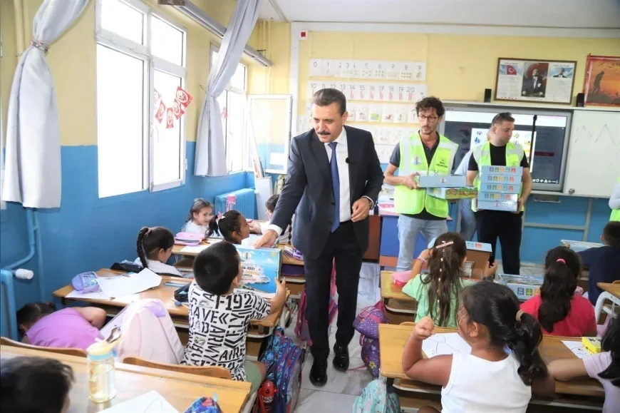 Dikili Belediye Başkanı Adil Kırgöz: “453 çocuğumuzun tamamına eğitim setlerini ulaştırdık”