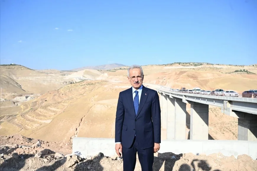 Ulaştırma ve Altyapı Bakanı Abdulkadir Uraloğlu: “Siirt-Pervari Yolu’nda seyahat süresi bir saate inecek”
