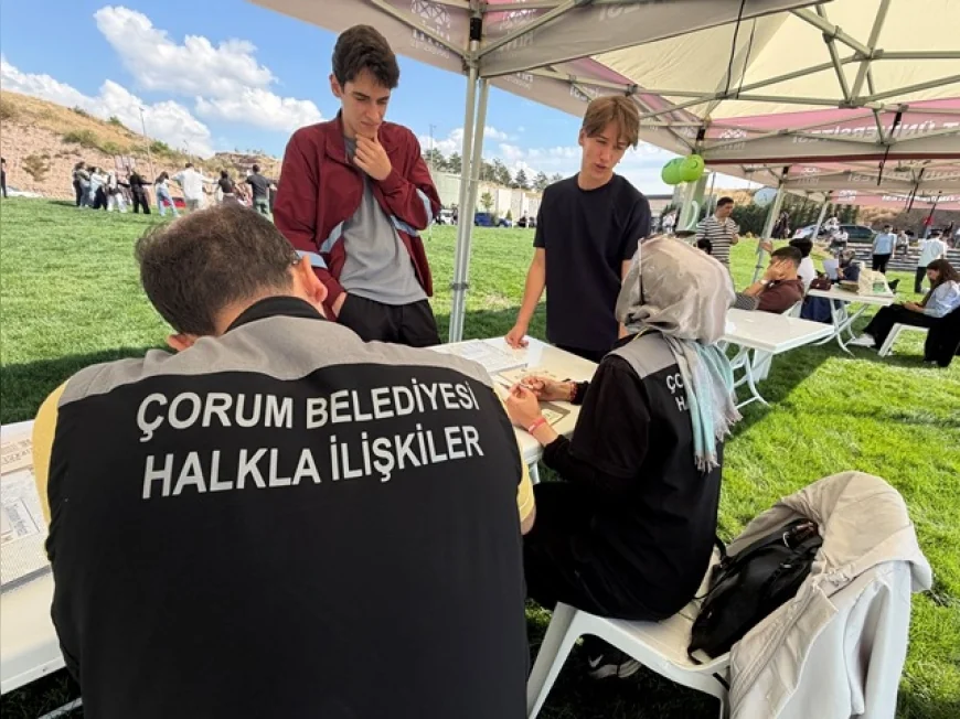 Çorum Belediyesi, Hitit Üniversitesi Kampüslerinde Üniversitelileri Karşılayarak Şehir Hakkında Bilgi Veriyor