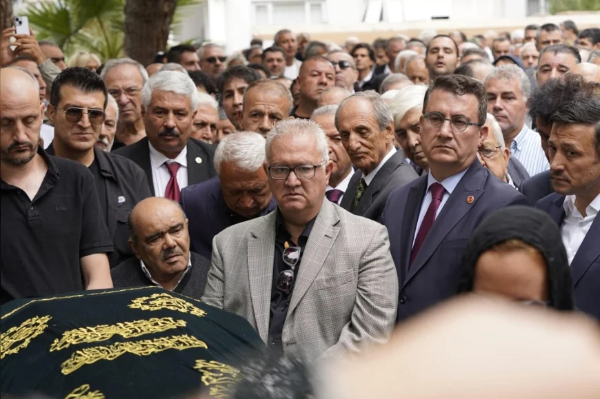 İzmir eski Büyükşehir Belediye Başkanı Burhan Özfatura son yolculuğuna uğurlandı