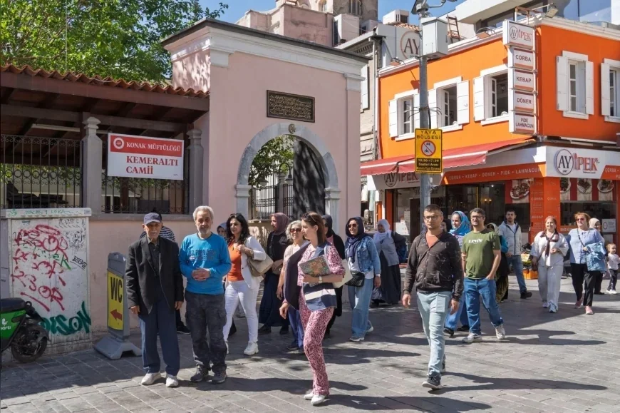 İzmir Büyükşehir Belediyesi emekliler için ücretsiz kent gezilerini eylül ve ekim aylarında sürdürüyor