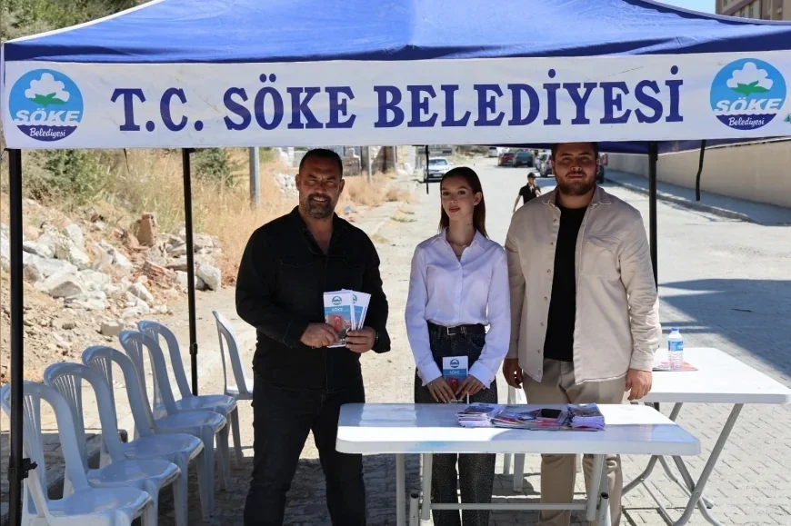 Söke’de üniversiteli gençler dayanışma standında kent yaşamına ilişkin bilgilerle karşılanıyor