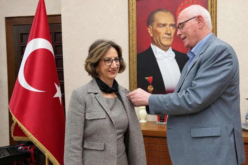 Odunpazarı Belediye Başkanı Kazım Kurt, Yeni Parti’ye katılan Av. Vahide Kaya Saylan’ı tebrik etti