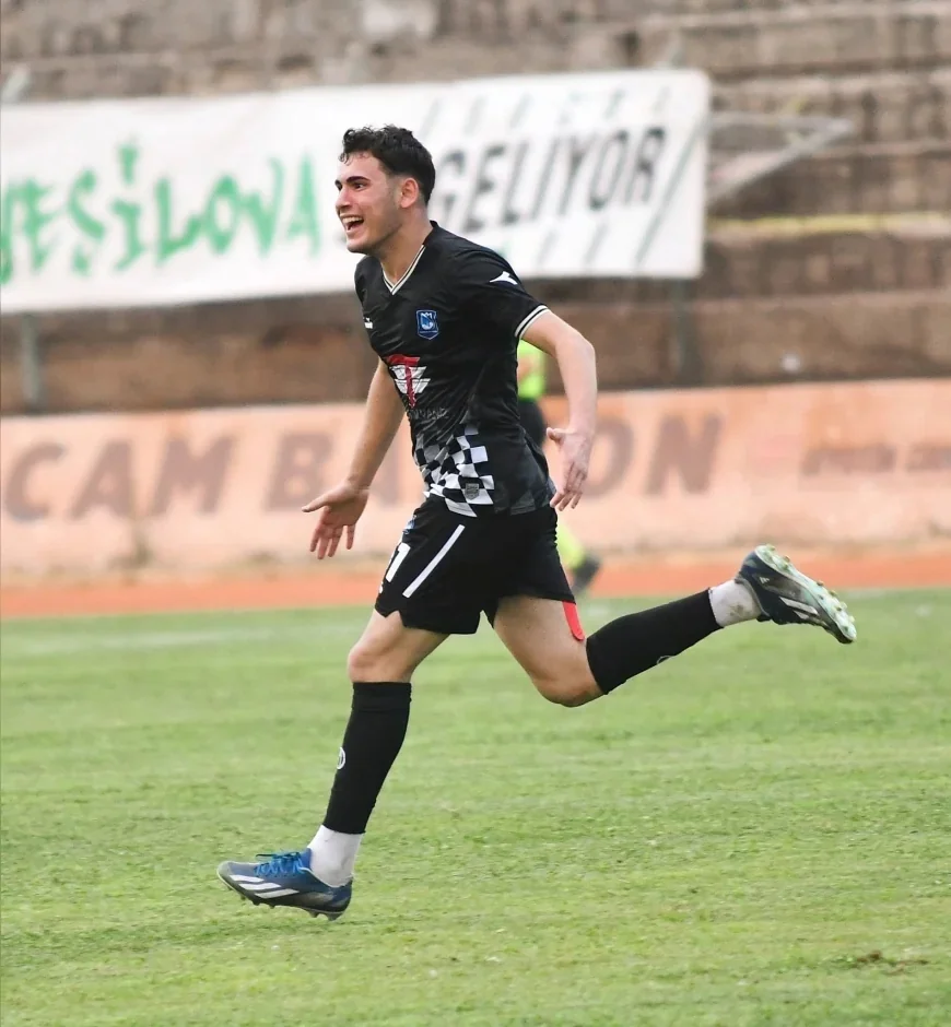 Yunusemre Belediyespor'un 2008 doğumlu stoperi Emirhan Yılmaz, Kütahyaspor U19 Takımı'na transfer oldu