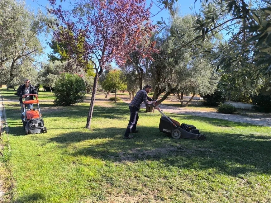 Şehzadeler’de park ve yeşil alanlarda bakım seferberliği ilçenin dört bir yanında sürüyor