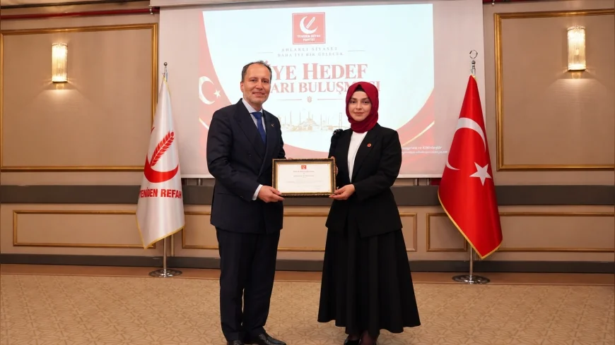 Yeniden Refah Partisi Genel Başkanı Dr. Fatih Erbakan Kastamonu Kadın Kollarına başarı belgesini takdim etti