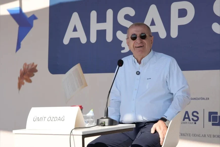 Zafer Partisi Genel Başkanı Prof. Dr. Ümit Özdağ İzmir Kitap Fuarı’nda kitapseverlerle buluştu