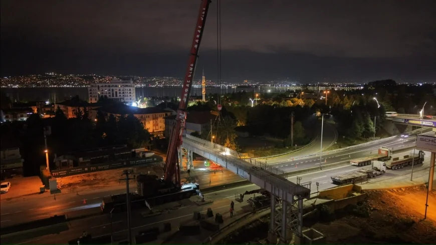 Başiskele Kavşağı’nda 80 tonluk dev tabliye gece operasyonuyla tek hamlede yerine konuldu