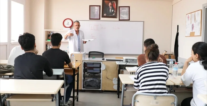Bayraklı’da mezun öğrencilere YKS hazırlığında ücretsiz eğitim desteği