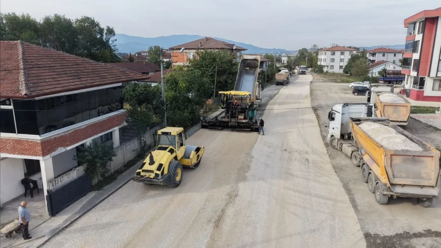 Düzce’de asfalt ekipleri gece gündüz sahada: 48 bin ton asfalt serildi, Şehir Mezarlığı yolu için tarih verildi