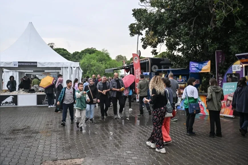 İZKİTAP 8. İzmir Kitap Fuarı dokuz günlük edebiyat buluşmasını on binlerce ziyaretçiyle tamamladı
